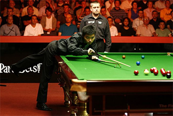 Snooker Spieler mit Queuebrücke